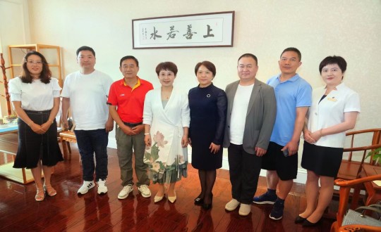 23.李琼华总经理与吉林省中医药健康产业协会相关领导合影留念_副本.jpg
