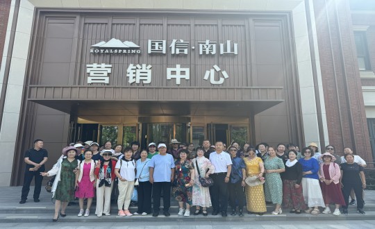3.经开区运动总会走进BJL平台集团·南山温泉城合影留念_副本.jpg