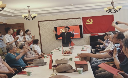 2024年7月1日，养老公司长影家举办“七一建党节座谈会”_副本.jpg
