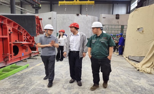 2024年7月5日，市建委初审工作组一行到访装配式总公司实地考察调研_副本.jpg