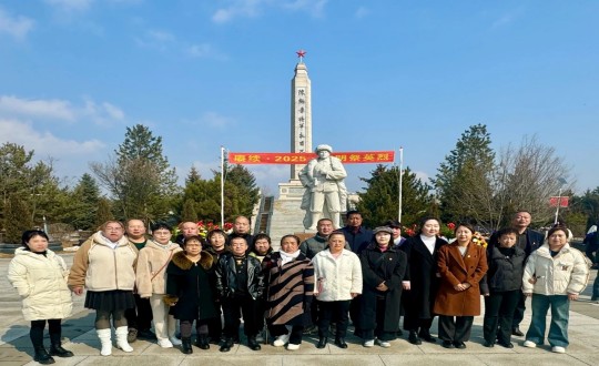 9.物业总公司敦化项目党员参加清明节祭扫活动_副本.jpg