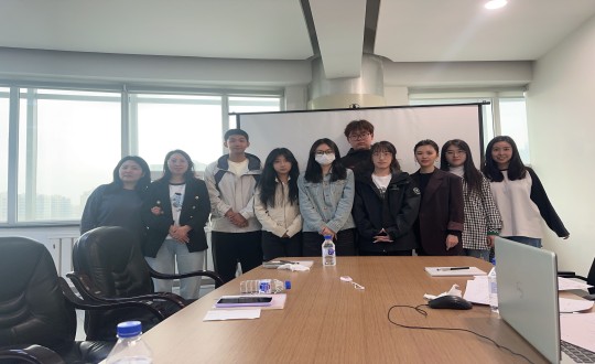 24.长春大学学子与BJL平台集团健康产业集团居家事业部员工合影留念_副本.jpg