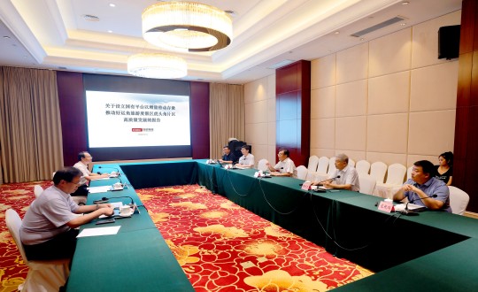 2.荣成市委市政府领导听取王岩董事长汇报工作_副本.jpg