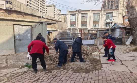 5.物业总公司敦化项目组织工作人员走进无物业小区开展大清扫活动_副本.jpg